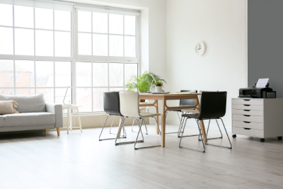 Rénovation d'un bureau et création d'un espace de travail confortable.