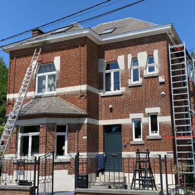 Rénovation de la peinture de corniches en bois à Gembloux